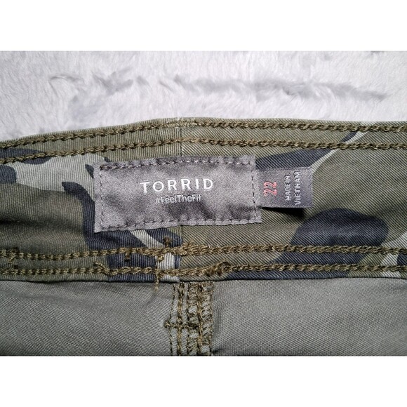 Torrid Camo Camouflage Feel the Fit Stretch Jeans Capris Women's Size 22 - Picture 7 of 10